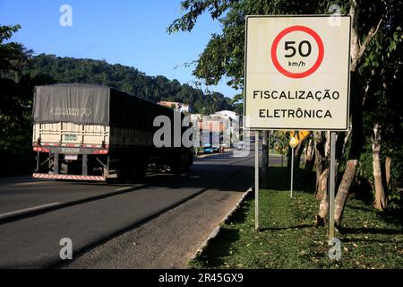 gandu, bahia, brasile - 19 maggio 2023: la scheda del segnale stradale indica il limite di 50 mph con la macchina fotografica di velocità sull'autostrada federale br 101 nella città di gandu. Foto Stock