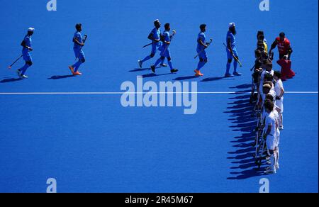 I giocatori escono a giocare durante la partita maschile della FIH Hockey Pro League a Lee Valley, Londra. Data immagine: Venerdì 26 maggio 2023. Foto Stock