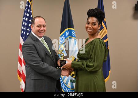 William K. Lietzau, direttore della Defense Counterintelligence and Security Agency, ospita e fornisce commenti durante la prima cerimonia ufficiale di premiazione del DCSA presso la sede centrale dell'edificio Russell-Knox, Quantico, Virginia, 10 marzo 2023. Lietzau presenta il premio Senior Employee of the Year a Amber Jackson, specialista delle operazioni di intelligence, della formazione sulla sicurezza (CDSE). Foto Stock