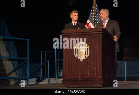 ANNAPOLIS, M. (11 aprile 2023) Iván Duque, ex presidente della Repubblica di Colombia, si rivolge alla Brigata dei Midshipmen e agli ospiti durante la serie di conferenze Forrestal dell'Accademia Navale del 2023 nella Alumni Hall. Duque ha parlato di leadership in tempi di crisi. Lo scopo di questa serie è quello di accrescere la consapevolezza e l’apprezzamento della Brigata dei Midshipmen sulla dimensione sociale, politica e culturale della Nazione e del mondo. Sono presenti rappresentanti di diverse discipline: Governo, arti, umorismo, letteratura, istruzione, sport, politica, scienza e altri campi. Foto Stock