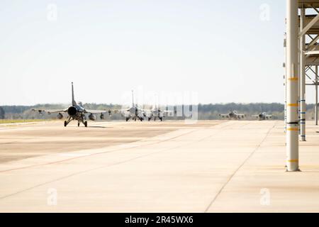 STATI UNITI Air Force F-16C Fighting Falcons assegnato agli Stati Uniti Air Force 20th Fighter Wing (FW) in taxi lungo la pista prima di dirigersi verso Red Flag-Nellis (RF-N) 23-2 presso la base dell'aeronautica militare di Shaw, S.C., 8 marzo 2023. Esercitazione RF-N 23-2 ha ospitato gli aerei del 20th FW per partecipare a un ambiente di formazione stimolante e dinamico, consentendo ai piloti di affinare ulteriormente le loro capacità di combattimento in difesa degli Stati Uniti e dei suoi alleati. Foto Stock