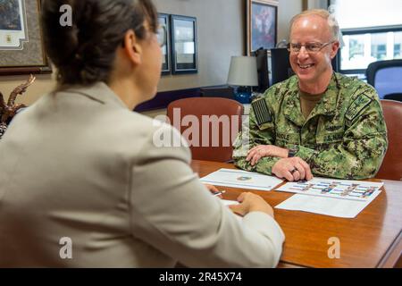 NORFOLK, Virginia (6 aprile 2023) ADM. Daryl Caudle, comandante, Stati Uniti Fleet Forces Command, discute le considerazioni di pianificazione strategica e operativa del Dipartimento della Difesa quando risponde ad una crisi umanitaria straniera con il Dr. Mary S. Bell, professore, Joint Advanced Warcombacing School (JAWS), un college di guerra senior nella National Defense University. La missione di JAWS è di produrre artisti operativi congiunti pienamente preparati a servire come pianificatori senior, leader congiunti, e consulenti presso l'Ufficio del Segretario della Difesa, il Joint staff, o un comando combattente a quattro stelle/comando sub-unificato. Foto Stock