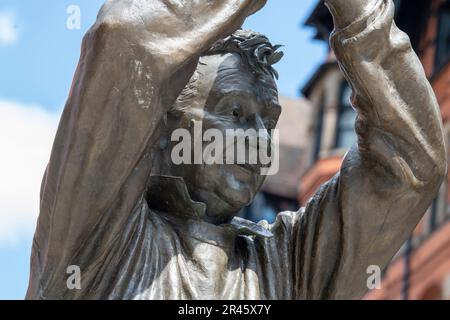 Statua di Brian Clough a Nottingham City, Nottinghamshire, Inghilterra, Regno Unito Foto Stock