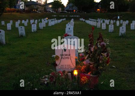 Minneapolis, Stati Uniti. 25th maggio, 2023. I fiori sono visti accanto alla lapide di George Floyd per celebrare il terzo anniversario della sua morte a Minneapolis, Minnesota, Stati Uniti, 25 maggio 2023. Credit: Billy Briggs/Xinhua/Alamy Live News Foto Stock