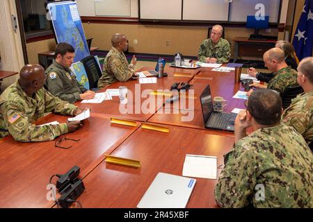 NORFOLK, Virginia (6 aprile 2023) ADM. Daryl Caudle, comandante, Stati Uniti Fleet Forces Command, si impegna con gli studenti della Joint Advanced Warfighting School (JAWS), un college di guerra senior della National Defense University, mentre discutono le considerazioni di pianificazione strategica e operativa del Dipartimento della Difesa quando rispondono a una crisi umanitaria straniera. La missione di JAWS è di produrre artisti operativi congiunti pienamente preparati a servire come pianificatori senior, leader congiunti, e consulenti presso l'Ufficio del Segretario della Difesa, il Joint staff, o un comando combattente a quattro stelle/comando sub-unificato. Foto Stock