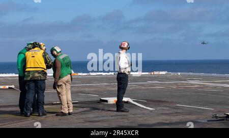 OCEANO PACIFICO (2 aprile 2023) – un falco marino MH-60s, assegnato agli “Eightballers” di Helicopter Sea Combat Squadron (HSC) 8, atterra sul ponte di volo della portaerei di classe Nimitz USS Theodore Roosevelt (CVN 71), 2 aprile 2023. La nave ha cambiato homeport da Bremerton a San Diego dopo aver completato un periodo di 18 mesi di attracco programmato disponibilità incrementale a Bremerton, Washington, durante il quale la nave ha ricevuto estesi restauri e aggiornamenti per supportare la F-35C Lightning II, e-2D Advanced Hawkeye, E CMV-22B Osprey, così come le piattaforme future come il mq-25 Stingray senza equipaggio aircra Foto Stock