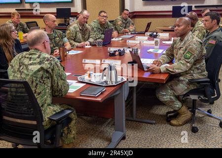 NORFOLK, Virginia (6 aprile 2023) ADM. Daryl Caudle, comandante, Stati Uniti Fleet Forces Command, si impegna con gli studenti della Joint Advanced Warfighting School (JAWS), un college di guerra senior della National Defense University, mentre discutono le considerazioni di pianificazione strategica e operativa del Dipartimento della Difesa quando rispondono a una crisi umanitaria straniera. La missione di JAWS è di produrre artisti operativi congiunti pienamente preparati a servire come pianificatori senior, leader congiunti, e consulenti presso l'Ufficio del Segretario della Difesa, il Joint staff, o un comando combattente a quattro stelle/comando sub-unificato. Foto Stock