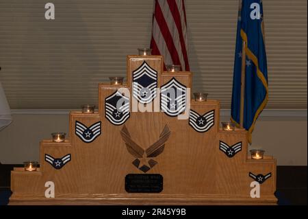 Le candele che rappresentano ogni grado arruolato sono illuminate su un podio durante una cerimonia di riconoscimento del Maestro Capo Sergenti alla base aerea Seymour Johnson, Carolina del Nord, 24 marzo 2023. La candela ha riconosciuto il più recente capo sergente di SJAFB seleziona. Foto Stock