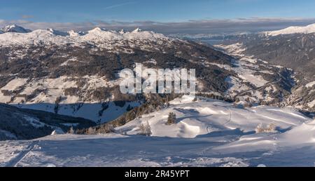 Una vista panoramica di una pista bianca incontaminata ricoperta di neve fresca, perfetta per lo sci o lo snowboard Foto Stock