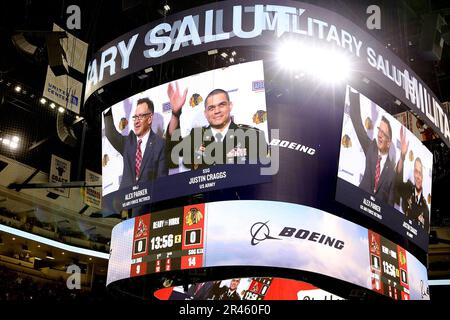 Alex Parker, veterano dell'aeronautica in pensione (a sinistra) e il personale Sgt. Justin Craggs, addetto alla mobilitazione non commissionato, 85th Stati Uniti L'Army Reserve Support Command, viene raffigurato sul jumbotron dello United Center mentre i fan dell'hockey si alzano in piedi per rallegrarsi durante un saluto militare durante una partita serale di apprezzamento militare dei Chicago Blackhawks, il 6 gennaio 2023, presso lo United Center. Foto Stock