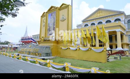 Un'immagine della maestosa facciata dorata del Museo dell'antica artiglieria di Bangkok, Thailandia, illuminata dal caldo sole del pomeriggio Foto Stock