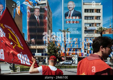 1 maggio 2023, Izmir, Turchia: Persone viste con bandiere di fronte ai ritratti del candidato presidenziale per l'AKP, il presidente Recep Tayyip Erdogan (L), e leader dell'opposizione del CHP Party, Kemal Kilicdaroglu (R). I membri delle unioni, le associazioni civili, i sostenitori dei partiti dell'opposizione e i partiti pro-curdi HPD e Yesil Sol Party si sono riuniti a Piazza Gundogdu a Izmir per celebrare la Giornata internazionale dei lavoratori il 1st maggio, E il paese è destinato a votare il 14th maggio, le persone che hanno partecipato alla riunione hanno anche espresso il loro sostegno politico ai partiti di opposizione. (Credito im Foto Stock