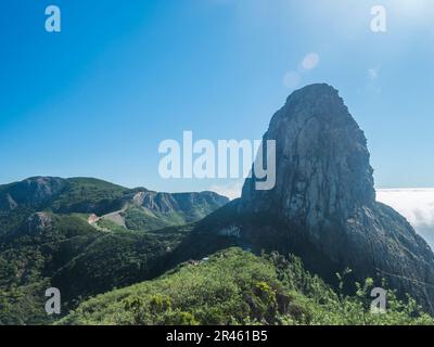 Vista panoramica dal Mirador de Roque Agando massiccia formazione di rocce vulcaniche Roque de Agando nel Parco Nazionale di Garajonay a la Gomera, Isole Canarie Foto Stock