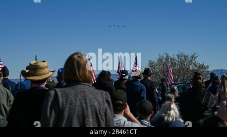 Quattro Stati Uniti Air Force A-10 Thunderbolt IIS di Davis-Monthan Air Force base sorvola Chief Master Sgt. (RET.) Paul Kerchum's Interment Ceremony al Southern Arizona Memorial Veterans Cemetery, Sierra Vista, Ariz., 25 gennaio 2023. Kerchum passò via il 17 dicembre 2022, e fu deposto a riposo con pieni onori militari, quello che sarebbe stato, il suo 103° compleanno. Foto Stock