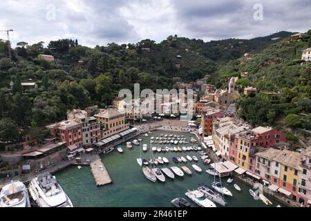 Una vista aerea di una città costiera, con diverse barche a vela vicino al litorale e vari edifici in primo piano Foto Stock