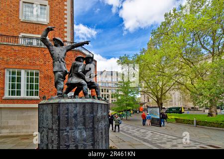 Londra in Sermon Lane il National Firefighters Memorial scolpito da John W. Mills Foto Stock