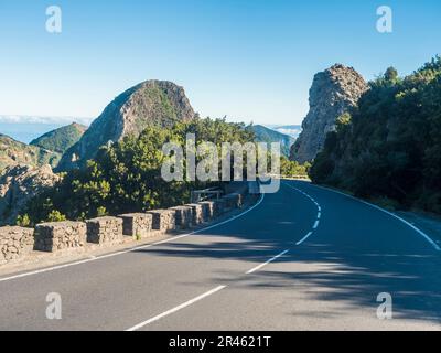 Strada alta con le montagne Roque de Zarcita e Roque de Ojila visto dal Mirador de Roque Agando nel Parco Nazionale Garajonay a la Gomera, Canarie Foto Stock