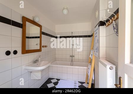 Un bagno elegante in una vecchia casa di campagna Foto Stock