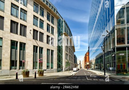 London Little Britain e Montague Street con St Bartholomews Hospital sulla sinistra Foto Stock
