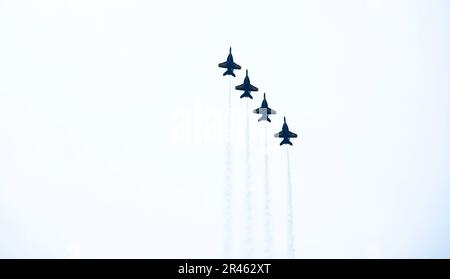 Punto Mugu, Cailf. (18 marzo 2023) negli Stati Uniti Dimostrazione di volo della Marina Squadron, gli Angeli Blu e dagli Stati Uniti Air Force Demonstration Squadron, The Thunderbirds, co-headline il 2023 Point Mugu Air Show Marzo 18-19, presso la base navale Ventura County (NBVC), Point Mugu. Foto Stock