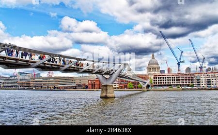 Londra il Millennium passerella sul fiume Tamigi che conduce verso la Cattedrale di St Pauls con un gran numero di turisti Foto Stock