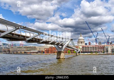 Londra il Millennium passerella sul fiume Tamigi che conduce verso la Cattedrale di St Pauls Foto Stock