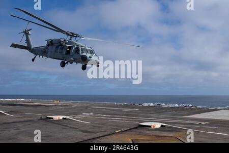 OCEANO PACIFICO (2 aprile 2023) – un falco marino MH-60s, assegnato agli “Eightballers” di Helicopter Sea Combat Squadron (HSC) 8, atterra sul ponte di volo della portaerei di classe Nimitz USS Theodore Roosevelt (CVN 71), 2 aprile 2023. La nave ha cambiato homeport da Bremerton a San Diego dopo aver completato un periodo di 18 mesi di attracco programmato disponibilità incrementale a Bremerton, Washington, durante il quale la nave ha ricevuto estesi restauri e aggiornamenti per supportare la F-35C Lightning II, e-2D Advanced Hawkeye, E CMV-22B Osprey, così come le piattaforme future come il mq-25 Stingray senza equipaggio aircra Foto Stock