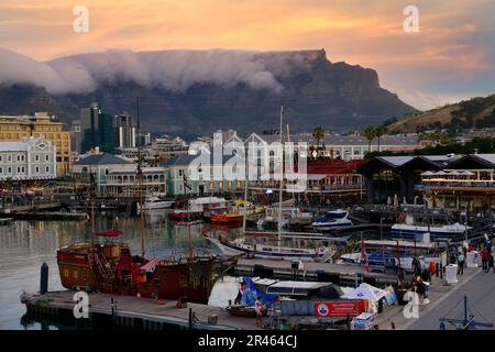 Victoria e Albert lungomare e porto al tramonto, Città del Capo, Sud Africa Foto Stock