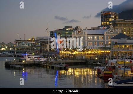 Victoria e Albert lungomare e porto al tramonto, Città del Capo, Sud Africa Foto Stock