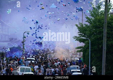 Le persone rilasciano palloncini durante una veglia per le vittime di una collisione stradale su Snowden Road a Ely, Cardiff, 15, lunedì. Kyrees Sullivan, 16 anni, e il suo migliore amico Harvey Evans, sono morti in un incidente stradale pochi minuti dopo essere stati coinvolti in un inseguimento con la polizia, mentre guidano una bici elettrica. Data immagine: Venerdì 26 maggio 2023. Foto Stock