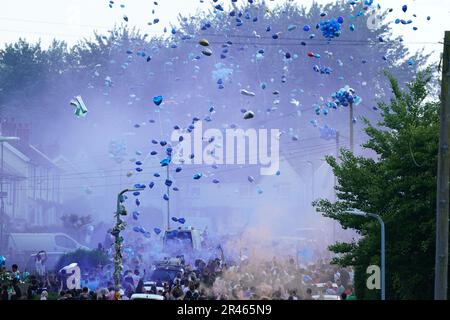 Le persone rilasciano palloncini durante una veglia per le vittime di una collisione stradale su Snowden Road a Ely, Cardiff, lunedì. Kyrees Sullivan, 16 anni, e il suo migliore amico Harvey Evans, 15 anni, sono morti in un incidente stradale pochi minuti dopo essere stati coinvolti in un inseguimento con la polizia, mentre guidano una bici elettrica. Data immagine: Venerdì 26 maggio 2023. Foto Stock