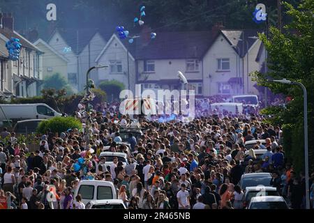 Le persone rilasciano palloncini durante una veglia per le vittime di una collisione stradale su Snowden Road a Ely, Cardiff, lunedì. Kyrees Sullivan, 16 anni, e il suo migliore amico Harvey Evans, 15 anni, sono morti in un incidente stradale pochi minuti dopo essere stati coinvolti in un inseguimento con la polizia, mentre guidano una bici elettrica. Data immagine: Venerdì 26 maggio 2023. Foto Stock