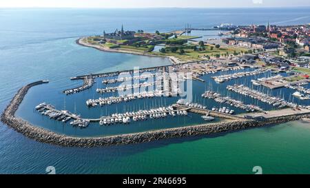 Una vista aerea di un vivace porticciolo con diverse barche in acqua vicino al Castello di Kronborg Foto Stock