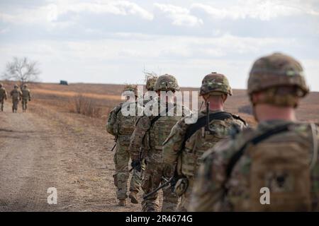 Oklahoma Army National Guard Soldiers with Company B, 1st battaglione, 179th reggimento fanteria, 45th squadra di combattimento della Brigata di fanteria, marzo verso un campo di allenamento di squadra a Fort Riley, Kan., 25 marzo 2023. 45th soldati dell'IBCT hanno condotto una formazione di pre-mobilitazione in preparazione del loro prossimo spiegamento come Task Force Tomahawk a sostegno delle operazioni in tre paesi dell'Africa orientale. Foto Stock