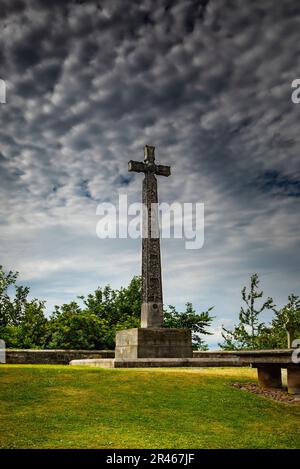 La croce di pietra in stile celtico, vicino alla cattedrale di Durham, è un monumento commemorativo dedicato ai soldati della fanteria leggera di Durham nel periodo 1899 - 1902. Foto Stock
