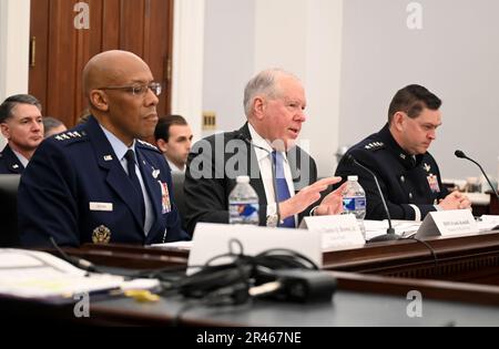 Il Segretario dell'Aeronautica Frank Kendall (centro) consegna testimonianze durante un'audizione del Comitato per gli Stanziamenti della Camera nel Campidoglio, Washington, D.C., 28 marzo 2023. Foto Stock