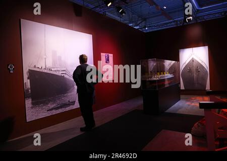 Venerdì proiezione della prima edizione nordica della mostra "Titanic: The Artifact Exhibition" a Linköping, Svezia. La mostra, che espone oltre 200 oggetti del Titanic, offre un viaggio emozionale attraverso storie, fotografie e oggetti negli interni ricreati del Titanic. La Svezia ha un forte legame con il Titanic, in quanto molti svedesi emigrarono in America. Foto Stock