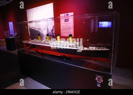 Venerdì proiezione della prima edizione nordica della mostra "Titanic: The Artifact Exhibition" a Linköping, Svezia. La mostra, che espone oltre 200 oggetti del Titanic, offre un viaggio emozionale attraverso storie, fotografie e oggetti negli interni ricreati del Titanic. La Svezia ha un forte legame con il Titanic, in quanto molti svedesi emigrarono in America. Foto Stock