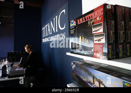 Venerdì proiezione della prima edizione nordica della mostra "Titanic: The Artifact Exhibition" a Linköping, Svezia. La mostra, che espone oltre 200 oggetti del Titanic, offre un viaggio emozionale attraverso storie, fotografie e oggetti negli interni ricreati del Titanic. La Svezia ha un forte legame con il Titanic, in quanto molti svedesi emigrarono in America. Foto Stock