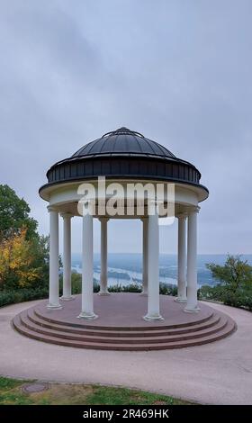 Una splendida e maestosa vista dello storico padiglione di Eltville, Germania, con la sua architettura intricata e lo stile unico Foto Stock