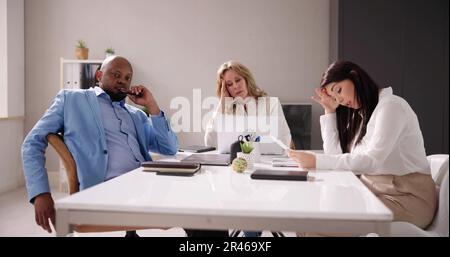 Stanco diversi imprenditori giovani annoiati durante la riunione in ufficio Foto Stock
