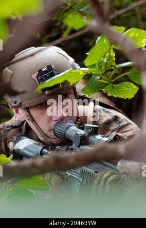 STATI UNITI Randal Thomas, un Marine di fanteria con Battalion Landing Team 1/4, 31st Marine Expeditionary Unit, fornisce sicurezza durante un esercizio di raid in barca a Kin Blue Beach, Okinawa, Giappone, 7 febbraio 2023. Il raid della barca ha aumentato la competenza dei Marines per assicurare il terreno conteso e permettere alle forze amichevoli di avanzare dalla nave alla riva. Il MEU 31st opera a bordo delle navi dell'America Amphibious Ready Group nell'area delle operazioni 7th Fleet per migliorare l'interoperabilità con alleati e partner e fungere da pronta forza di risposta per difendere la pace e la stabilità nell'Indo-Pacifi Foto Stock