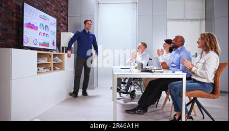 Diversi dirigenti aziendali che si scontrano durante la riunione di formazione Foto Stock