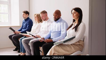 Giovane donna in piedi e a piedi per appuntamento Foto Stock