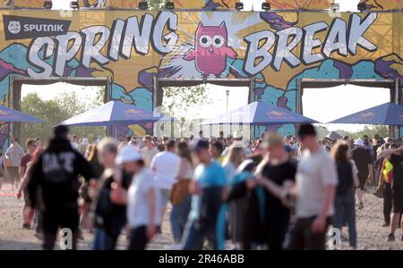 Bitterfeld Wolfen, Germania. 26th maggio, 2023. Visitatori del festival allo Sputnik SpringBreak. Il festival di musica si svolgerà dalle 26,05 alle 29.05.2023 sulla penisola Pouch, circa 25.000 giovani sono attesi. Credit: Sebastian Willnow/dpa/Alamy Live News Foto Stock