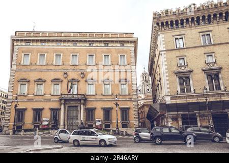 Vista sul Palazzo Valentini e sulla strada con le auto a Roma. Foto Stock