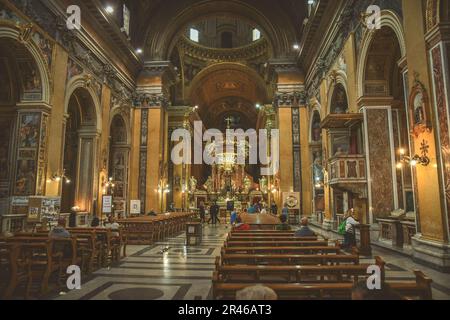 L'interno dorato della chiesa Gesu nuovo, Napoli, Campania, Italia. Foto Stock