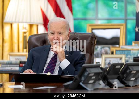 Il presidente Joe Biden parla al telefono con il presidente del Messico Andrés Manuel López Obrador, martedì 9 maggio 2023, presso l'Ufficio ovale della Casa Bianca. (Foto ufficiale della Casa Bianca di Adam Schultz) Foto Stock