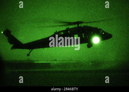 UH-60 Black Hawk si prepara ad atterrare Foto Stock