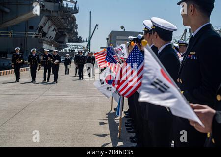 230328-N-XK462-2014 BUSAN, Repubblica di Corea (28 marzo 2023) Repubblica di Corea (ROK) i marinai della Marina marciano le bandiere del ROK e degli Stati Uniti durante una visita al porto per la portaerei USS Nimitz (CVN 68). Nimitz è presente negli Stati Uniti nel 7th Fleet e svolge operazioni di routine. 7th Fleet è la flotta statunitense La flotta numerata più grande della Marina e interagisce e opera regolarmente con alleati e partner per preservare una regione indomorosa e libera. Foto Stock